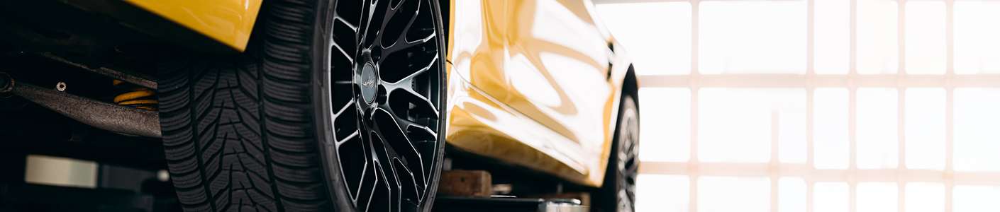 Gelbes Auto auf Hebebühne – Änderungsabnahme